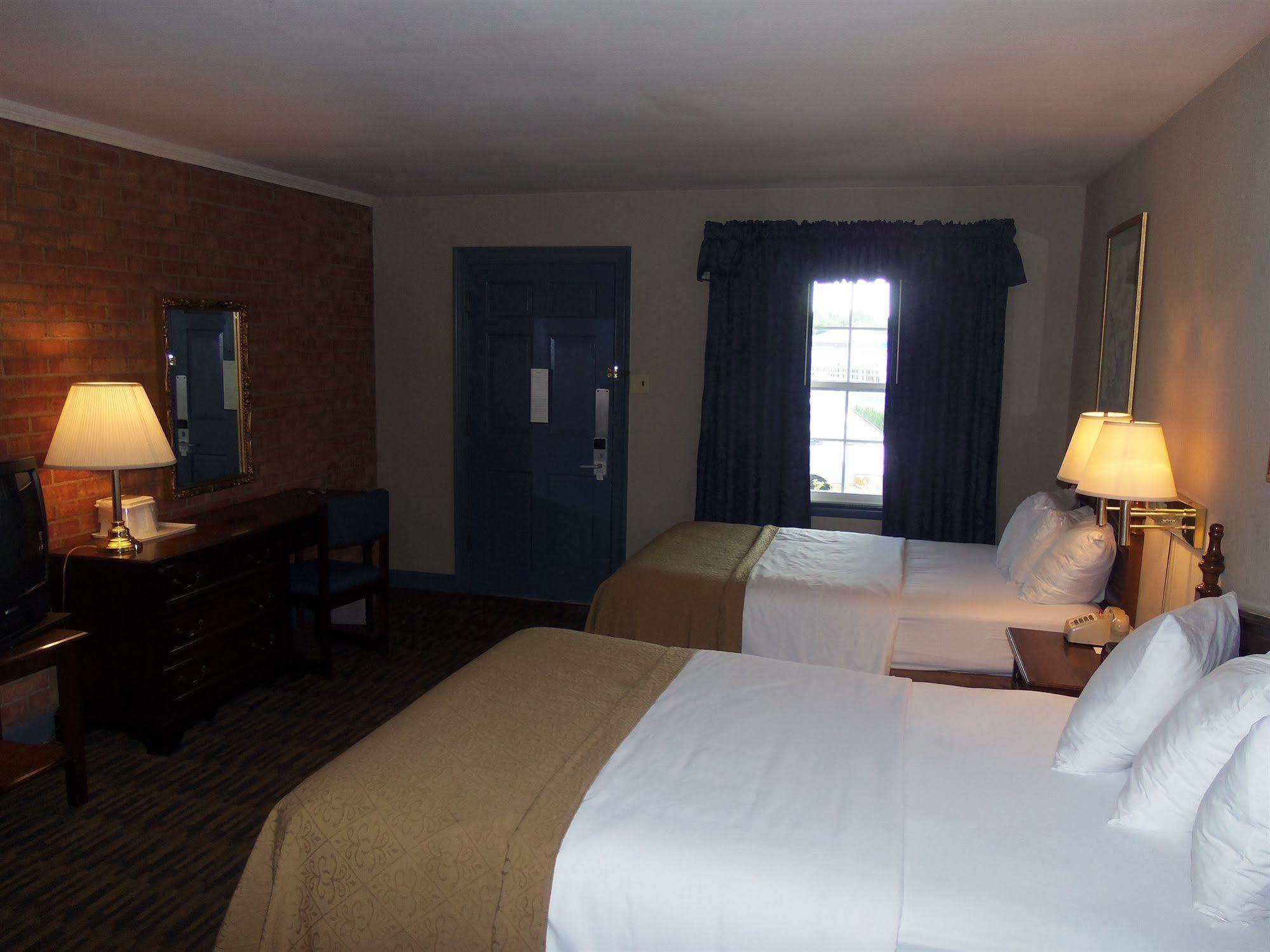 Governor House Inn Arlington/Falls Church Exterior photo
