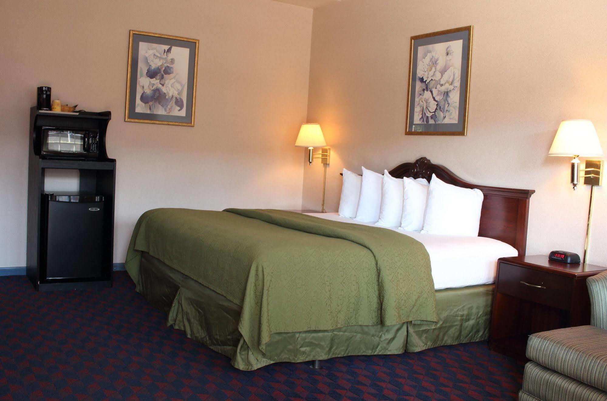 Governor House Inn Arlington/Falls Church Exterior photo