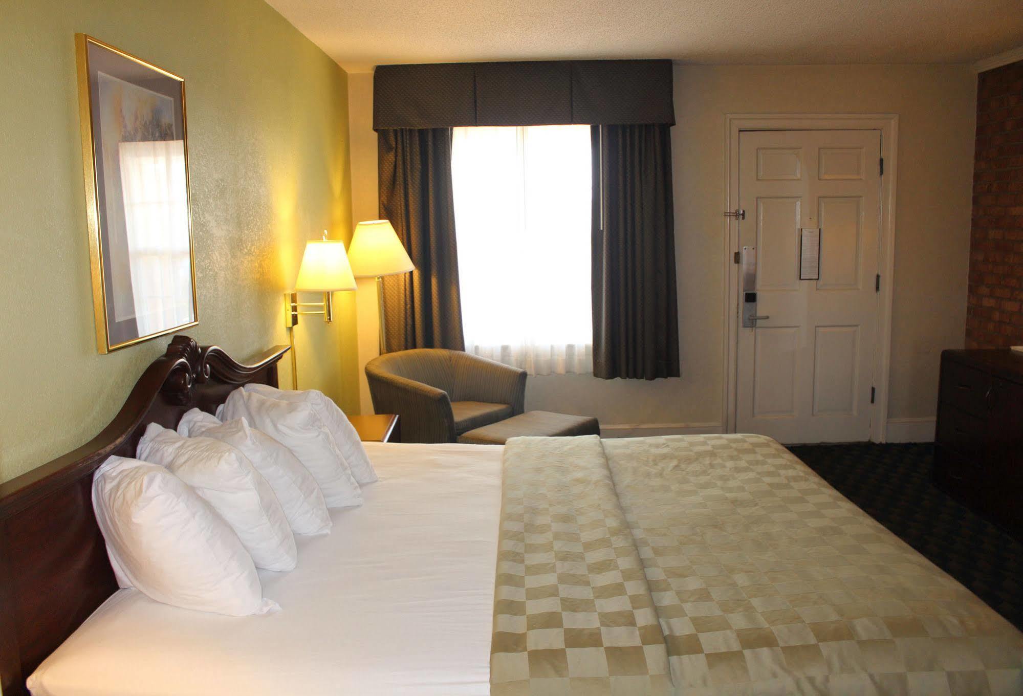 Governor House Inn Arlington/Falls Church Exterior photo